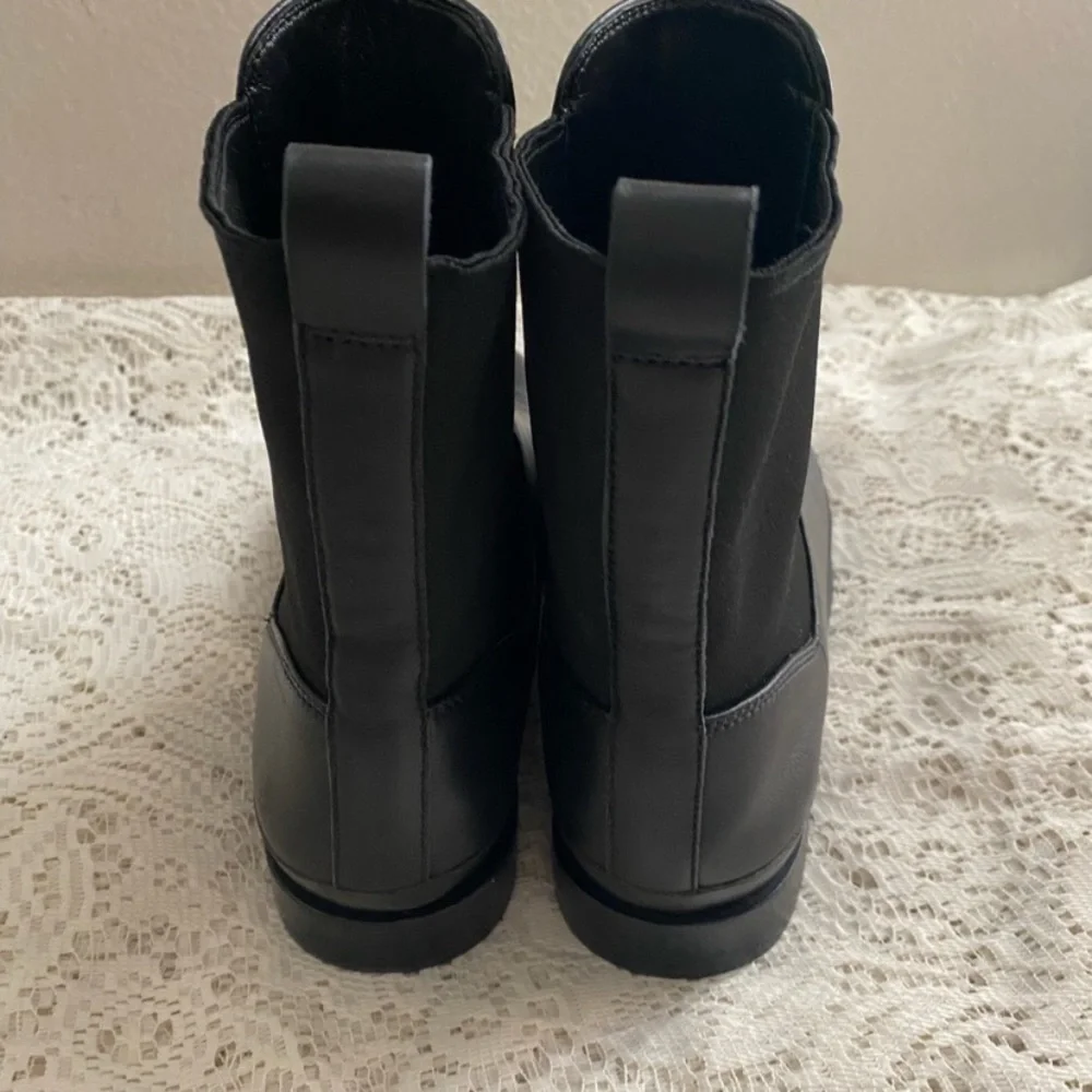 VINCE Black Ryker Leather Ankle Chelsea Boots with Elastic Panels